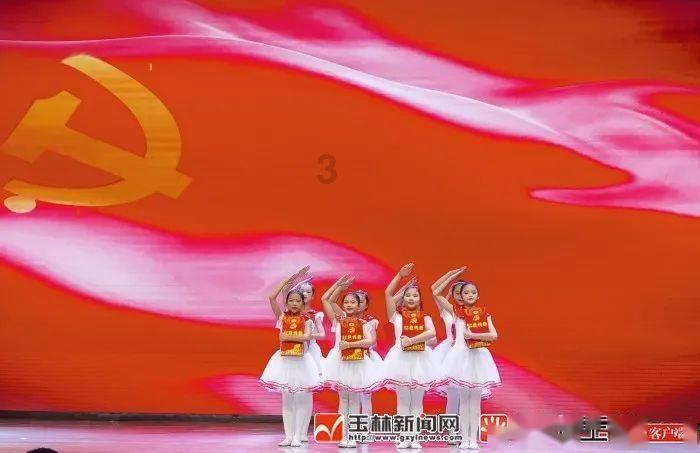 白俄罗斯冰球小将要把“沈阳故宫”带回家