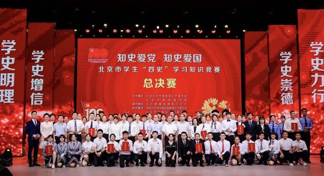 一老汉去部队看儿子被哨兵拦住,老汉:让你们师长跑步过来见我
