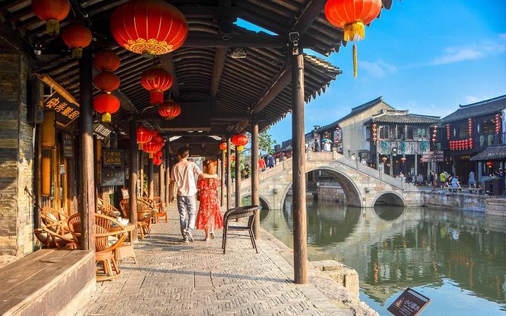 李健夫妇高调秀恩爱，网友：神仙眷侣